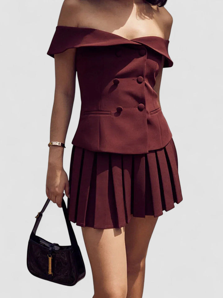 Set cu blazer off-shoulder și fustă plisată