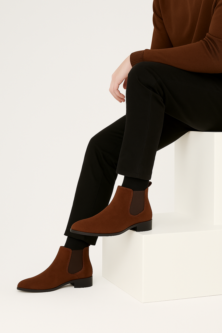 Ghete Chelsea minimaliste, fără șireturi – aspect de piele velur maro, panouri laterale elastice, toc plat