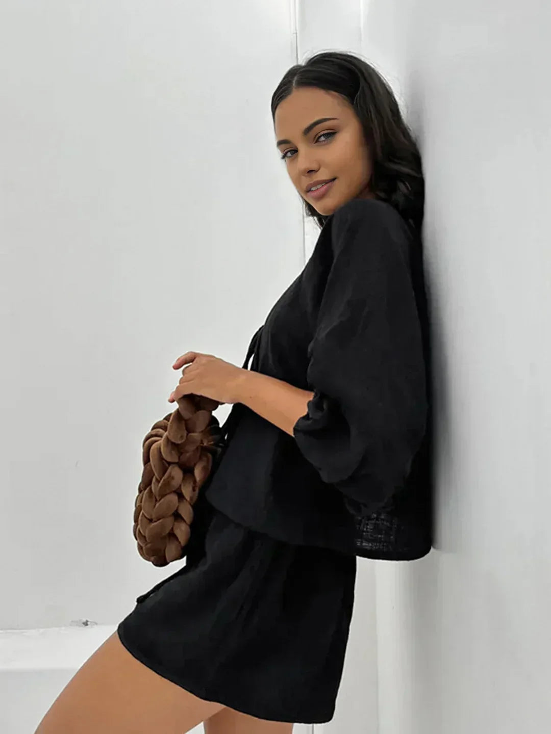 Set format din pantaloni scurți și bluză cu mânecă lungă, cu detaliu de fundă