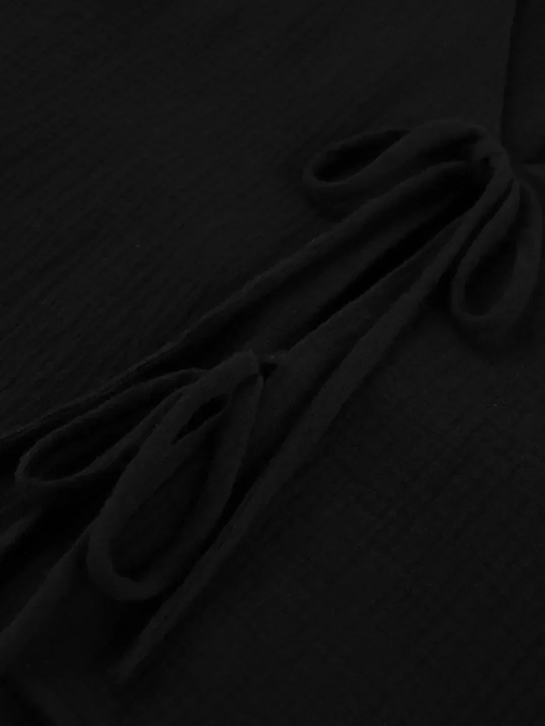 Set format din pantaloni scurți și bluză cu mânecă lungă, cu detaliu de fundă