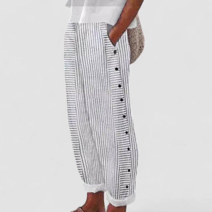 VIENA – PANTALONI CU ACCENTE DIN BUTON CU DUNGĂ